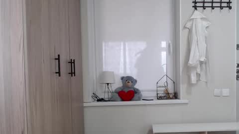 Della online show from 10.21.25