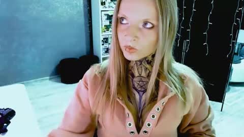 Snapshot of inesdesire chatting on 09.18.25 InesDesire online show from 09.18.25