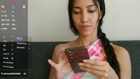 Laroa online show from 11.14.25