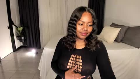 Snapshot of irismoon777 chatting on 10.18.25 Rose online show from 10.18.25