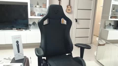 Irwi Tomboy online show from 12.14.24