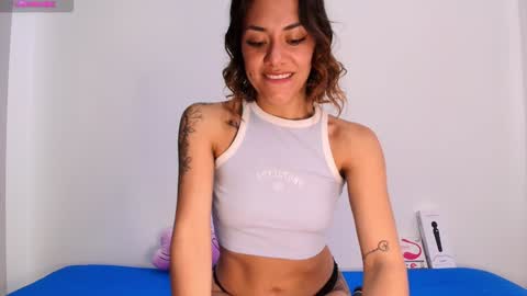 Isabella Laurentt  online show from 01.23.25