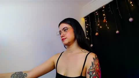 Snapshot of isa_maiden_ chatting on 12.31.24 online show from 12.31.24