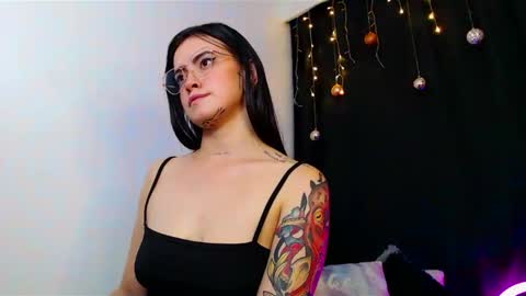 Snapshot of isa_maiden_ chatting on 12.31.24 online show from 12.31.24