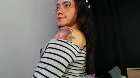 Snapshot of isa_maiden_ chatting on 02.20.25 online show from 02.20.25