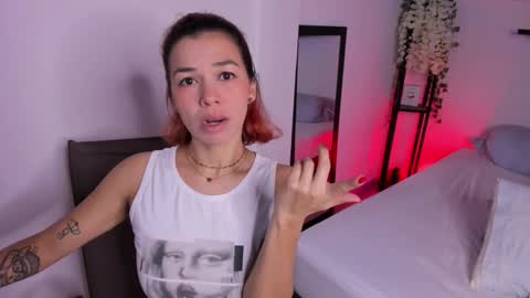 Snapshot of isabella_boyer chatting on 10.10.25 isabella online show from 10.10.25