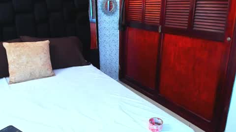 Isabella Your Queen  online show from 02.22.25