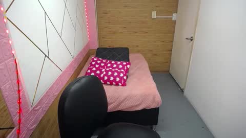 isabella_roseee online show from 10.15.25