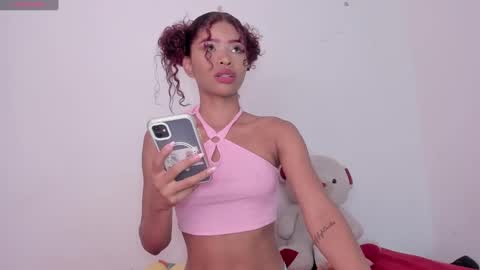 Snapshot of isabella_sex18 chatting on 01.06.25 isabella online show from 01.06.25