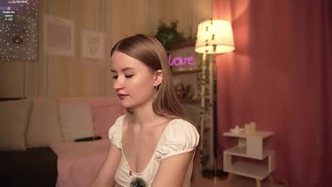 Snapshot of isabellatorrance chatting on 09.27.25 Bella online show from 09.27.25