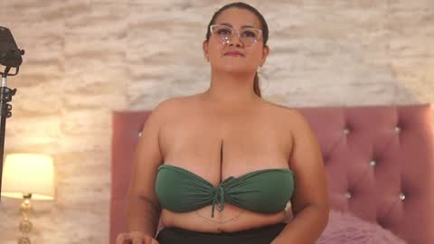 Snapshot of isabellmendez_ chatting on 01.15.25 IsabellMendez online show from 01.15.25