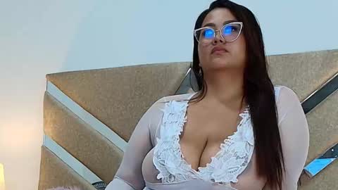 Snapshot of isabellmendez_ chatting on 03.05.25 IsabellMendez online show from 03.05.25