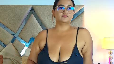Snapshot of isabellmendez_ chatting on 09.10.25 IsabellMendez online show from 09.10.25