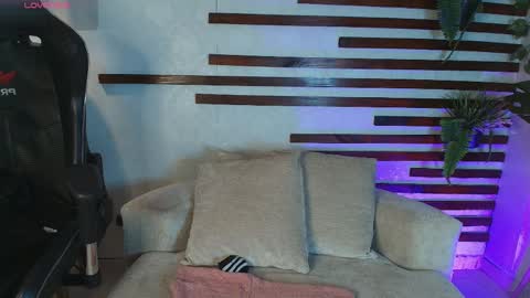 Snapshot of isamoon_ chatting on 04.27.26 Isa online show from 04.27.26