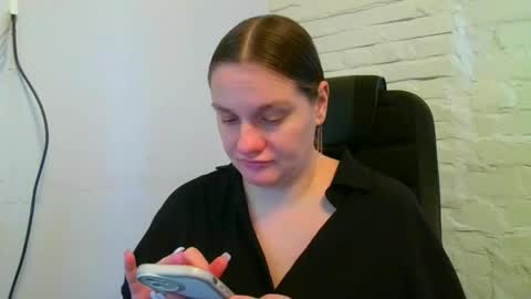 Snapshot of isingle_mom chatting on 10.22.25 isingle_mom online show from 10.22.25