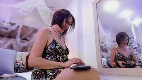 Snapshot of isisblakee chatting on 10.31.25 Isis online show from 10.31.25