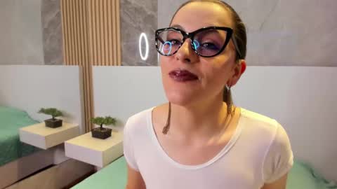 Snapshot of isisnoir chatting on 09.13.25 Isis Noir online show from 09.13.25