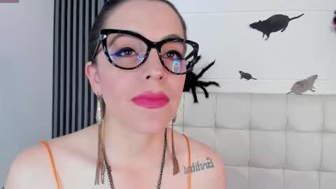 Snapshot of isisnoir chatting on 10.11.25 Isis Noir online show from 10.11.25