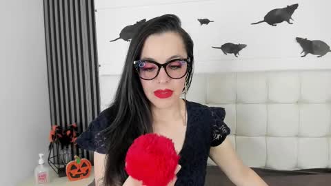 Snapshot of isisnoir chatting on 10.25.25 Isis Noir online show from 10.25.25