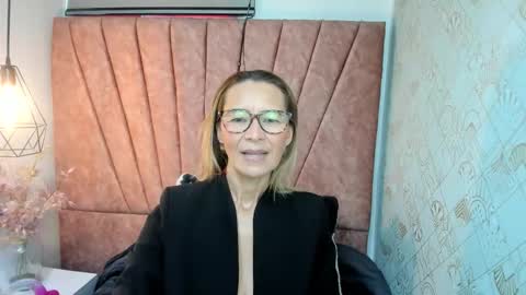 ISSA MILF online show from 11.17.25