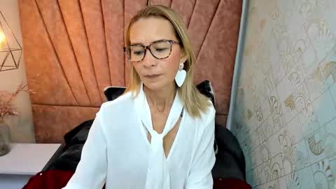 ISSA MILF online show from 11.26.25
