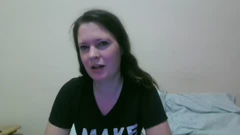 issamayy333 online show from 10.15.25
