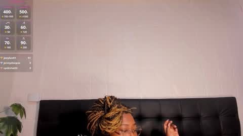 Snapshot of issanoir chatting on 02.12.25 Issa online show from 02.12.25