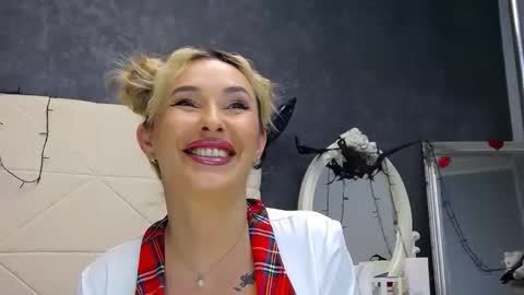 IssaSmyth online show from 11.19.25