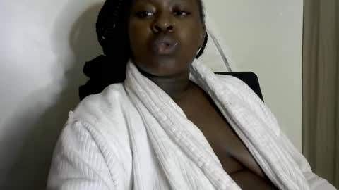 Snapshot of its_sweet chatting on 12.02.24 BigAss horny online show from 12.02.24
