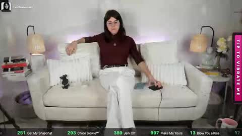 Snapshot of itschloelaurent chatting on 05.25.26 itschloelaurent online show from 05.25.26