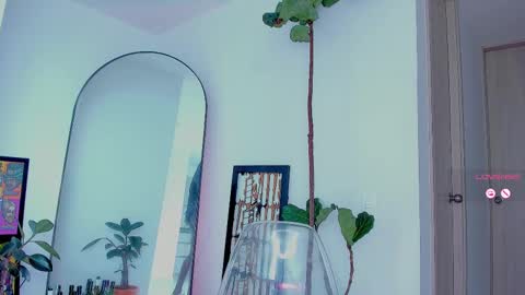 Snapshot of itslau_ chatting on 02.16.25 lau online show from 02.16.25