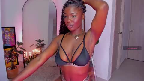 Snapshot of itslau_ chatting on 02.21.25 lau online show from 02.21.25