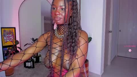 Snapshot of itslau_ chatting on 03.08.25 lau online show from 03.08.25