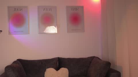 Snapshot of itslau_ chatting on 12.23.25 lau online show from 12.23.25