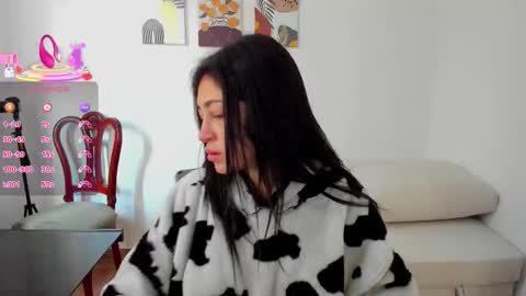 Snapshot of itziar_cailanie chatting on 10.26.25 Itziar  online show from 10.26.25