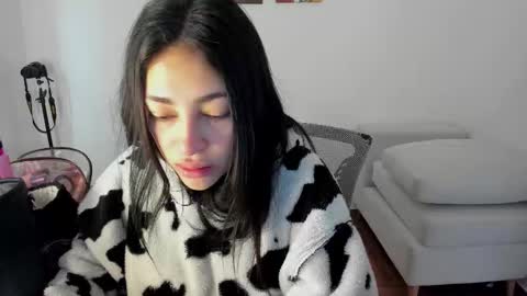 Snapshot of itziar_cailanie chatting on 10.31.25 Itziar  online show from 10.31.25