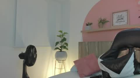 Snapshot of ivette_swan chatting on 05.01.26 I V E T T E online show from 05.01.26