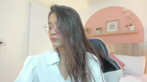 Snapshot of ivette_swan chatting on 05.09.26 I V E T T E online show from 05.09.26