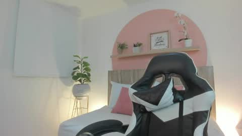 Snapshot of ivette_swan chatting on 05.20.26 I V E T T E online show from 05.20.26