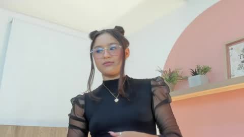 Snapshot of ivette_swan chatting on 05.21.26 I V E T T E online show from 05.21.26