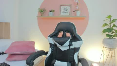 Snapshot of ivette_swan chatting on 05.25.26 I V E T T E online show from 05.25.26
