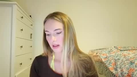 Snapshot of ivyyy1995 chatting on 10.28.25 ivyyy1995 online show from 10.28.25