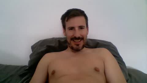Snapshot of iyoperro chatting on 10.04.25 Casandro online show from 10.04.25