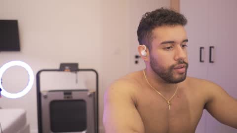 Izaak online show from 12.19.24