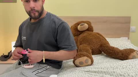Snapshot of izaak_lover chatting on 05.18.26 Izaak online show from 05.18.26