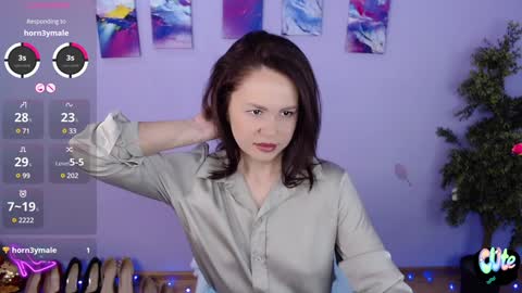 Queen of nylon  Victoria online show from 02.02.25