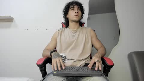 Snapshot of jackestaylor chatting on 11.23.25 Jackes Taylor online show from 11.23.25