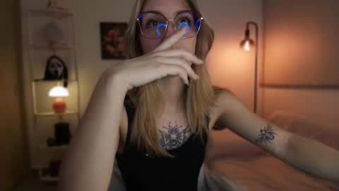 Linda Sofia help me get to 100 thumbs up online show from 11.17.25