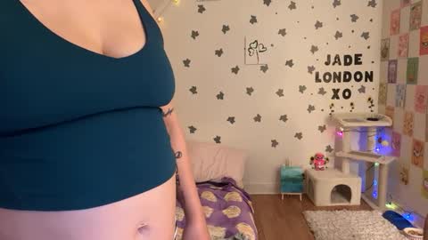 Snapshot of jadelondonxo chatting on 03.11.25 Jade online show from 03.11.25