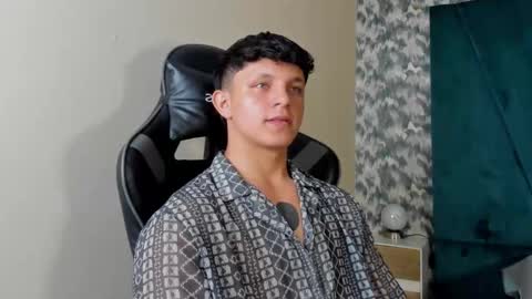 Snapshot of jamesgolden_ chatting on 03.01.25 jamesgolden_ online show from 03.01.25